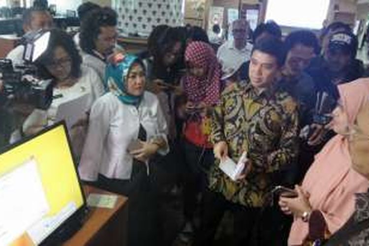 Menteri Pendayagunaan Aparatur Negara dan Reformasi Birokrasi Yuddy Chrisnandi saat melakukan inspeksi terkait kesiapan PNS pascalibur Lebaran di kantor Badan Koordinasi Penanaman Modal, Jakarta, Senin (11/7/2016).