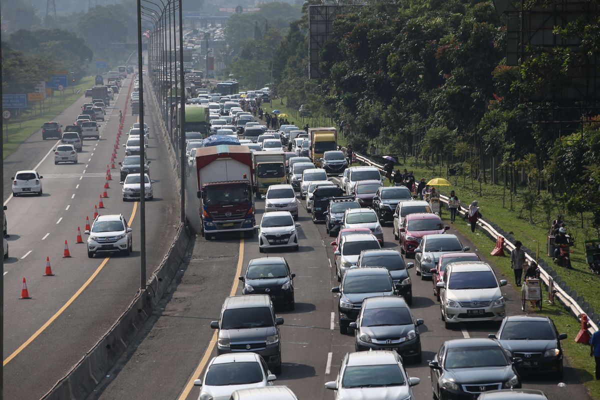 Antrean kendaraan terjebak kemacetan di tol Jagorawi menuju Puncak Bogor, Sabtu (15/8/2020). Libur panjang akhir pekan mengakibatkan banyak wisatawan berlibur ke Puncak.