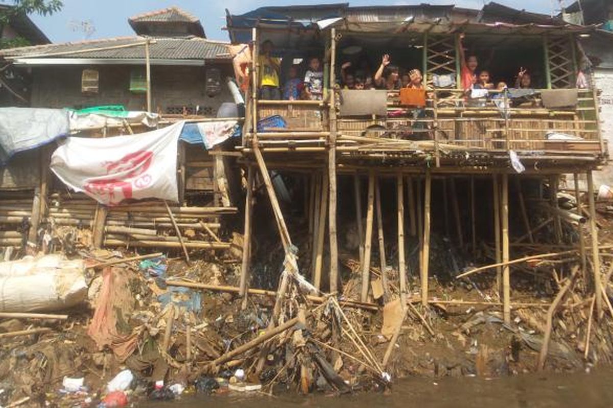 Permukiman kumuh yang ada di sepanjang bantaran Sungai Ciliwung.