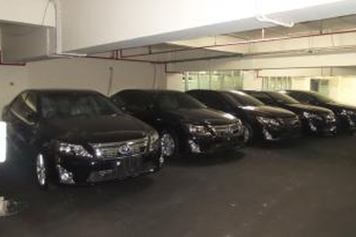 Lima unit mobil baru Toyota Camry yang nantinya akan digunakan sebagai kendaraan dinas pimpinan DPRD DKI Jakarta