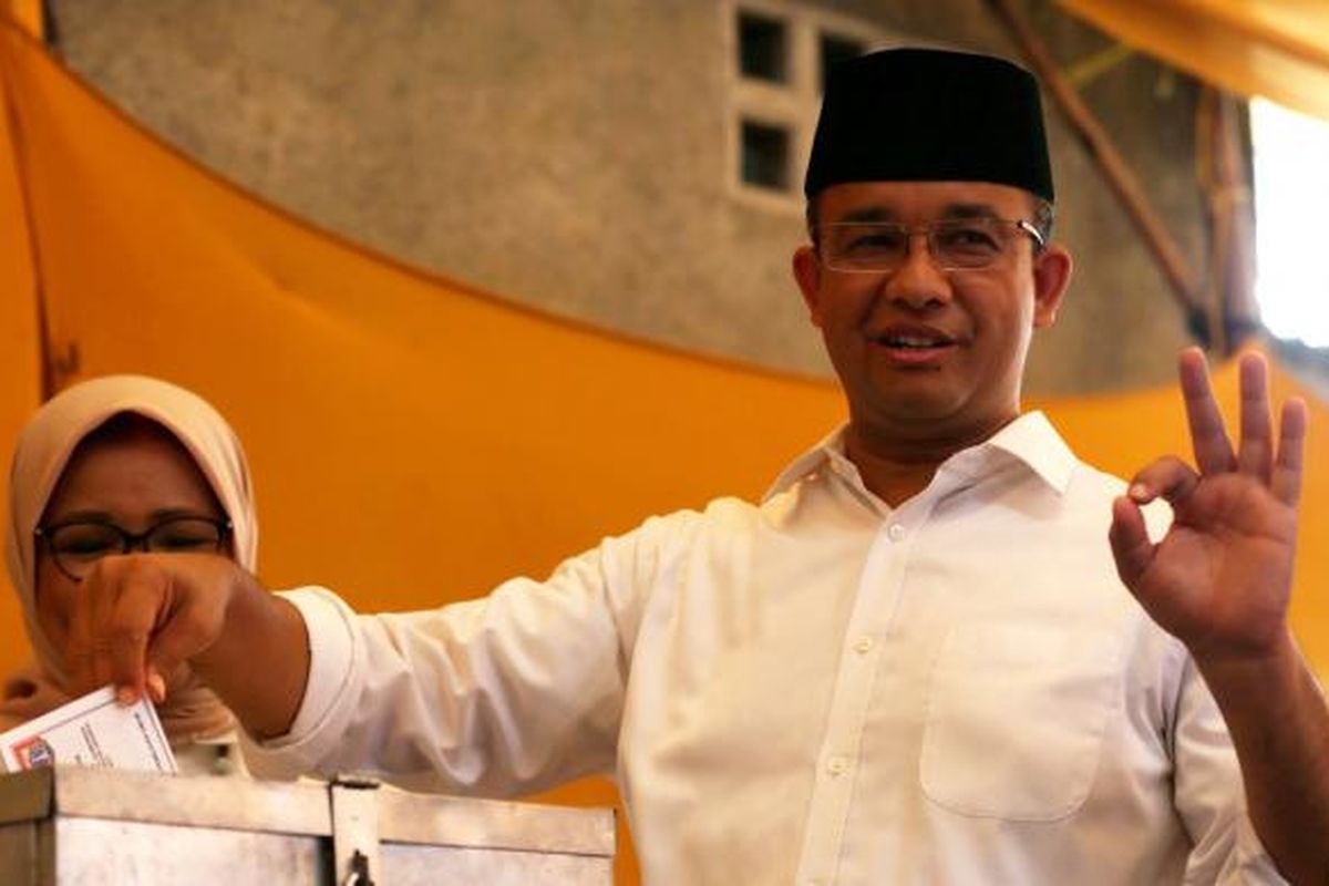 Calon gubernur DKI Jakarta nomor urut 3, Anies Baswedan didampingi Istri Anies Baswedan, Fery Farhati Ganis memasukkan surat suara di Tempat Pemungutan Suara 28, Cilandak Barat, Jakarta Selatan, Rabu (15/2/2017). Pilkada DKI Jakarta diikuti oleh tiga pasangan calon, yaitu Agus Harimurti Yudhoyono-Sylviana Murni, Basuki Tjahaja Purnama-Djarot Saiful Hidayat, dan Anies Baswedan-Sandiaga Uno.