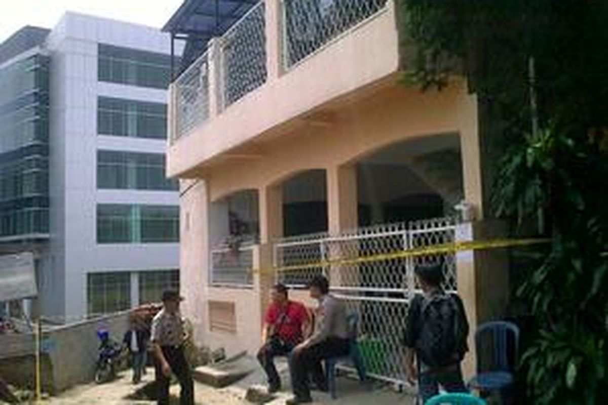 Kos-kosan yang menjadi sarang 2 teroris, Zuhri dan Syarir, masih dijaga oleh pihak kepolisian, Minggu (11/10).