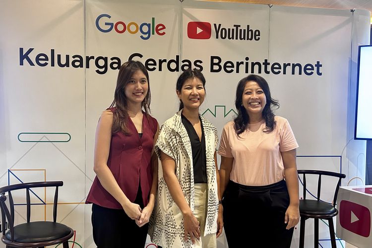 (Kiri ke kanan) Psikolog Anak dan Keluarga sekaligus Founder TigaGenerasi Saskhya Aulia Prima, Government Affairs & Public Policy Manager Google Indonesia Isya Hanum Kresnadi, dan Co-Founder Ibu2ID Poetri Andayani dalam Talkshow Keluarga Cerdas Berinternet oleh Google dan Youtube di Jakarta Selatan, Selasa (1/7/2025).