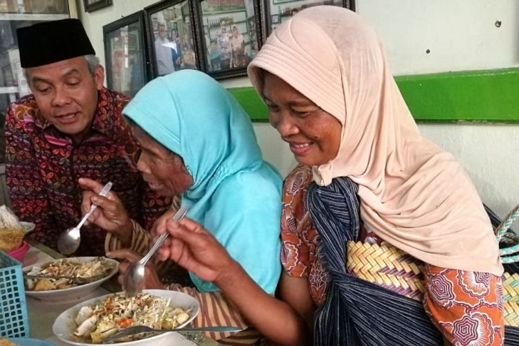 Gubernur Jawa Tengah (Jateng) Ganjar Pranowo mengajak santap siang dua Sofyah (47) dan Suwartinah (40). Mereka adalah pengemis yang biasa mangkal di jalan Tentara Pelajar Kota Magelang.
