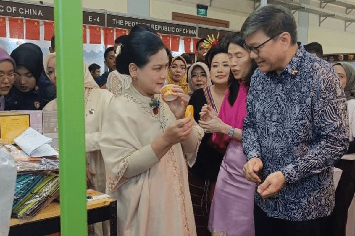 Ibu Negara Iriana Jokowi menyempatkan diri mengunjungi stan Kedutaan Besar Singapura, berbincang dengan Duta Besar Singapura dan istri Duta Besar, serta menjajal Udders Ice Cream di Jakarta Convention Center (JCC), DKI Jakarta, Rabu (8/11/2023)
