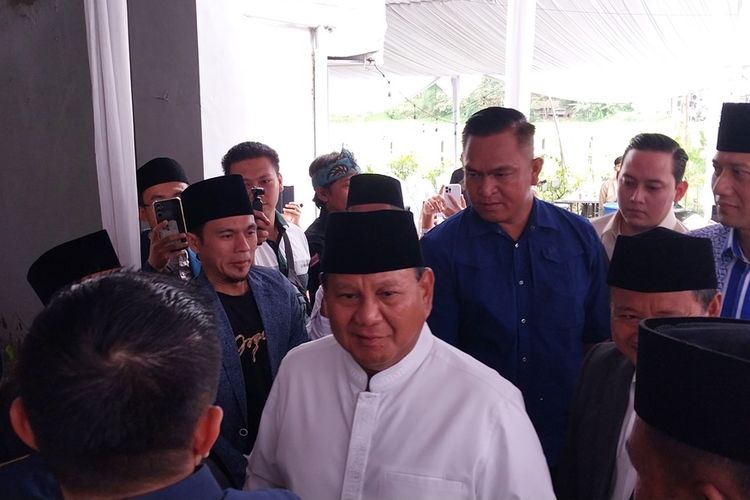 Capres nomor urut 2 Prabowo Subianto berbincang bersama usai disambut pimpinan Ponpes Miftahul Huda Tasikmalaya sekaligus politikus senior PPP Kiai Asep Maoshul Affandi di kediaman pribadinya, Sabtu (2/12/2023).