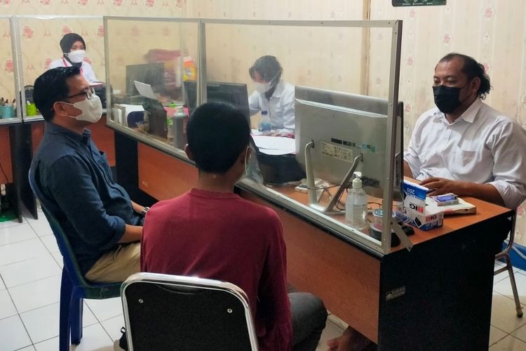 Tersangka pencurian sepeda berinisial RS (17) diperiksa di Satreskrim Polresta Banyumas, Jawa Tengah, Selasa (14/6/2022).