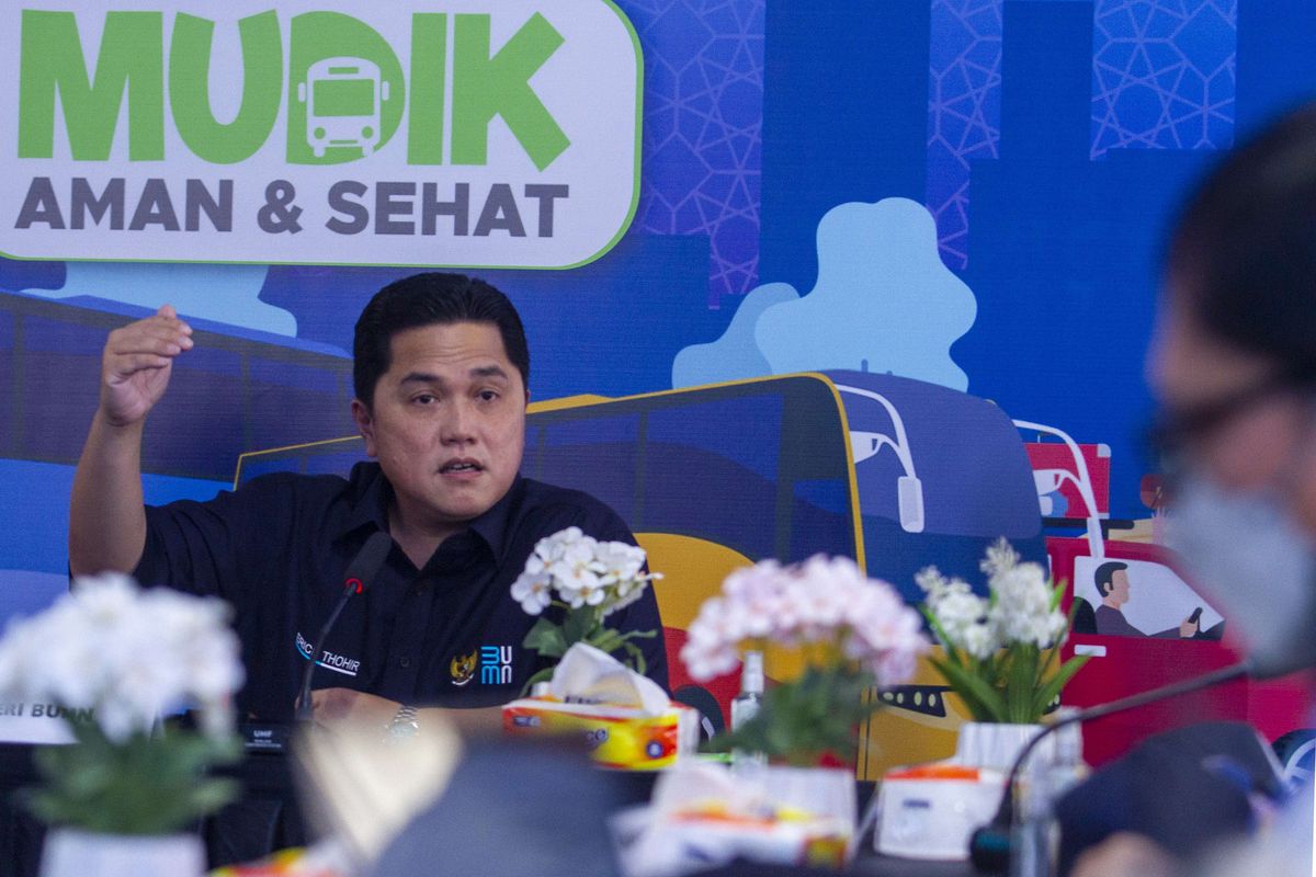 Menteri BUMN Erick Thohir memberikan pengarahan saat melakukan kunjungan kerja di Posko Pelayanan dan Monitoring Mudik, Purwakarta, Jawa Barat, Sabtu (30/4/2022). Kunjungan tersebut bertujuan untuk memberikan dukungan moral kepada semua petugas gabungan yang bekerja 24 jam memastikan arus mudik berjalan aman dan sehat.