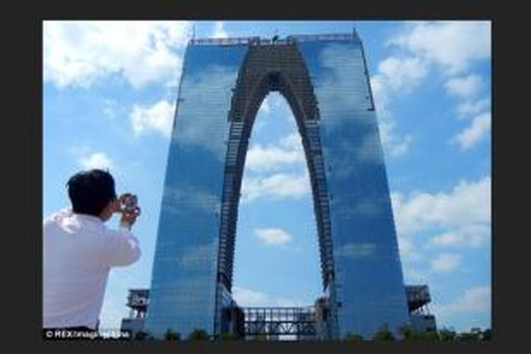 Pencakar langit yang dikenal dengan Gate of the Orient ini terletak di Kota Suzhou. Berdiri setinggi 300 meter, pencakar langit ini diharapkan bisa mengangkat nama kota itu. 