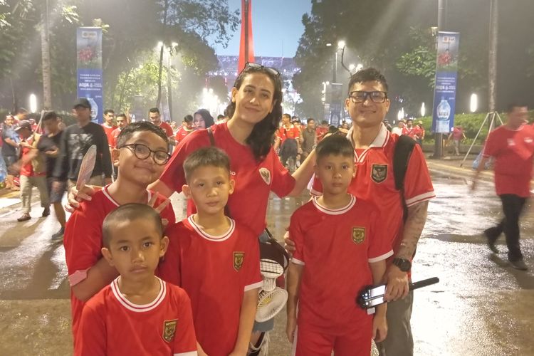 Francis dan Adelia bersama keluarga usai menonton pertandingan Indonesia vs Filipina di Stadion Utama Gelora Bung Karno, Jakarta Pusat, Selasa (11/6/2024)
