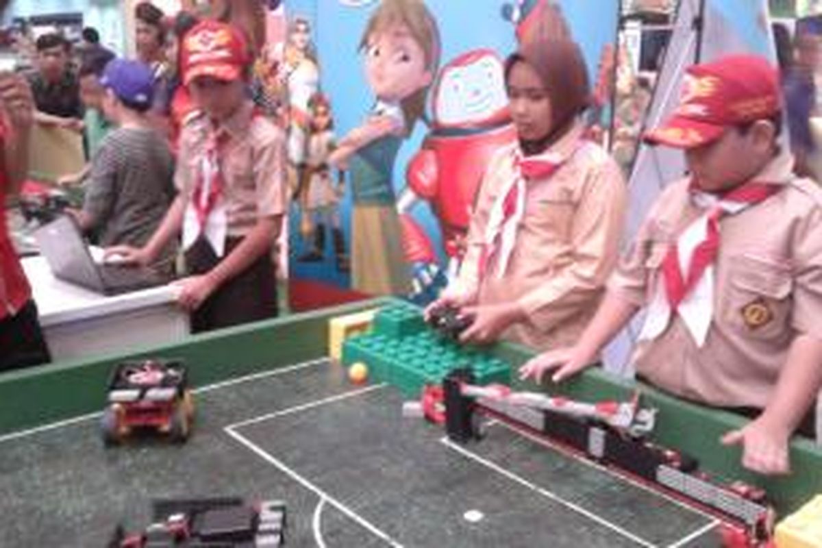 Siswa SD Negeri 01 Tanjung Duren, Jakarta Barat, mengendalikan robot-robot mini, di Mall Ciputra, Grogol, Jakarta Barat, Sabtu (14/6/2014).