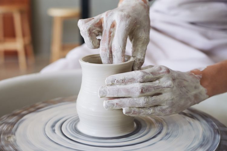 Ilustrasi membuat keramik