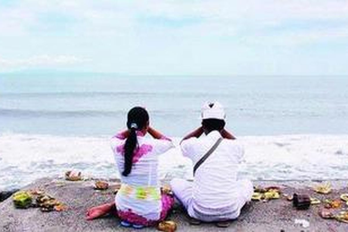 Sebagian umat Hindu merayakan Galungan dengan bersembahyang di Pantai Padanggalak, Kota Denpasar, Bali, Rabu (1/2/2012). Mereka bersyukur atas rezeki yang diberikan laut sekaligus berdoa agar manusia diberi keselamatan ketika berdampingan dengan laut, terutama saat cuaca buruk seperti yang terjadi akhir-akhir ini.