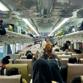 Penumpang kereta api masuk ke gerbong kereta di salah satu stasiun di wilayah Daop 7 Madiun, Sabtu (21/3/2026)