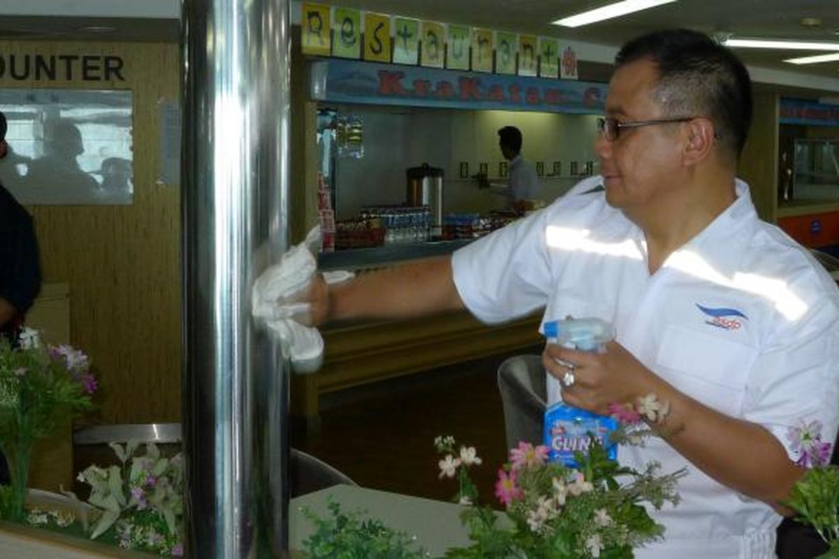 Pelaksana Tugas (Plt) Direktur Utama PT Angkutan Sungai, Danau, dan Penyeberangan Indonesia Ferry (Persero) Faik Fahmi membersihkan tiang Kapal Motor Penyeberangan Portlink III saat berlayar di Selat Sunda, Selasa (15/11). Kegiatan itu dilakukan untuk menggalakkan perilaku kerja bersih di PT Angkutan Sungai, Danau, dan Penyeberangan Indonesia Ferry (Persero).