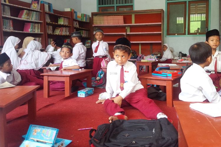 Para siswa kelas 1 SDN Dukuhklopo, belajar di perpustakaan sekolah, Selasa (12/11/2019). Pada Minggu (10/11/2019) siang, salah satu gedung di SDN Dukuhklopo, Kabupaten Jombang, Jawa Timur, ambruk karena termakan usia dan kayu penyangga atap sudah lapuk.