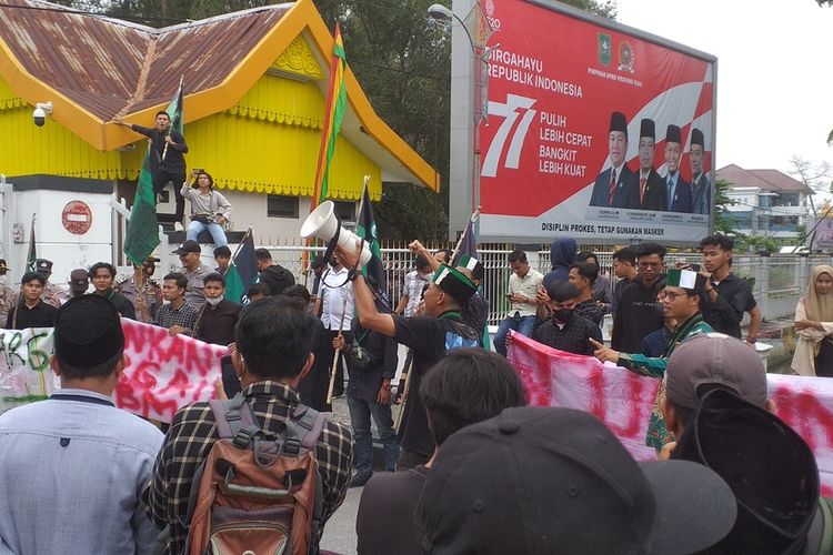 Mahasiswa dan sopir truk saat demo tolak kenaikan harga BBM di Kantor DPRD Riau di Jalan Jenderal Sudirman, Kota Pekanbaru, Riau, Senin (5/9/2022).