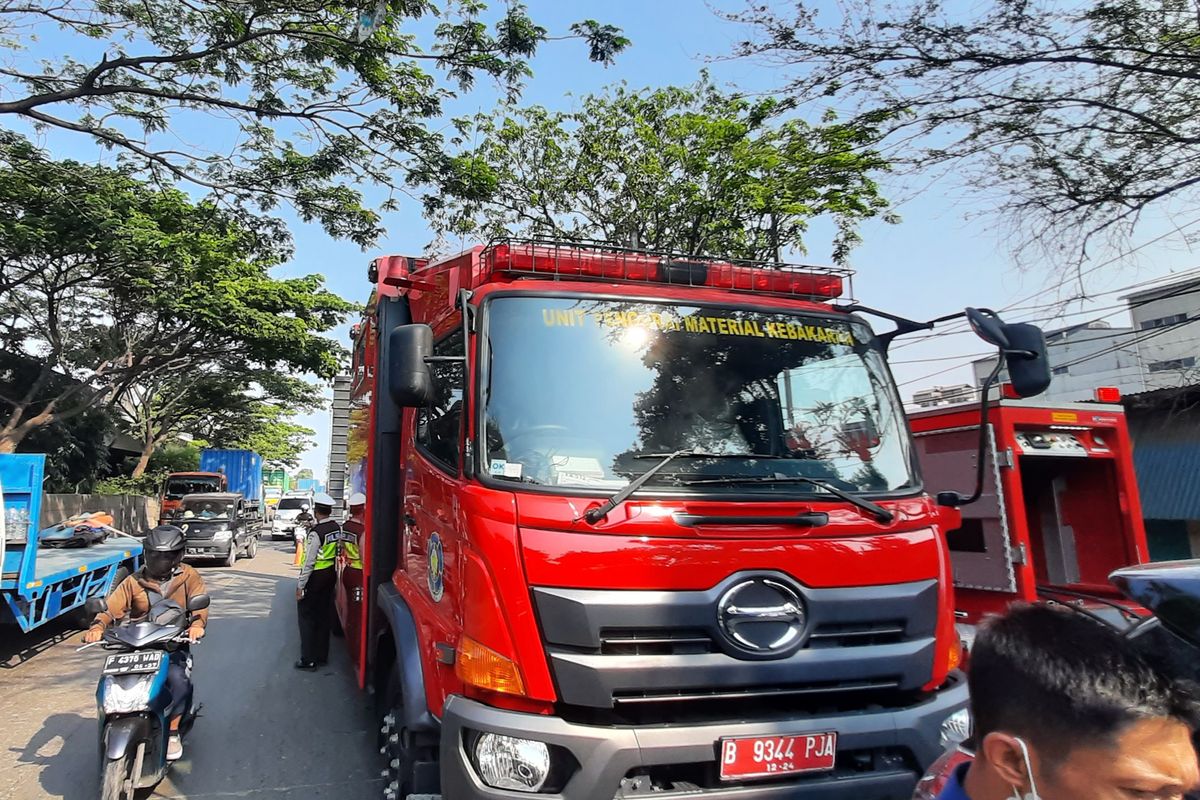 Satu unit robot pemadam kebakaran (damkar) Dok-Ing MVF- U3 diterjunkan ke lokasi kebakaran sebuah pabrik kimia, PT Justus Sakti Raya, di Jalan Raya Cakung-Cilincing, Cilincing, Jakarta Utara, Selasa (23/8/2022) siang. Pantauan di lokasi, sekitar pukul 15.15 WIB, robot itu masih berada di lokasi kebakaran. Sementara truk pembawa robot itu masih terparkir di depan pabrik.