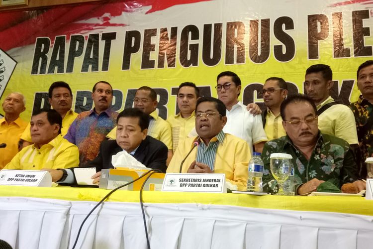 Ketua DPR Setya Novanto dengan ekspresi wajah yang lesu seusai memimpn Rapat Pleno DPP Golkar