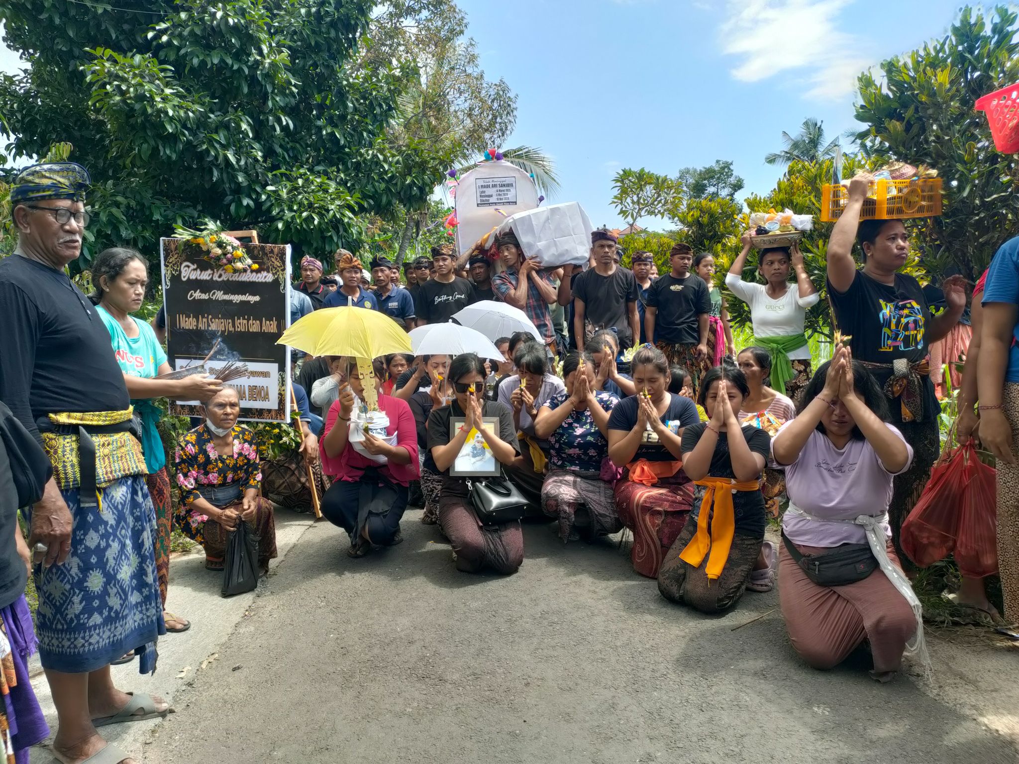 Jenazah 3 Orang Sekeluarga Korban Kebakaran di Bali Dimakamkan