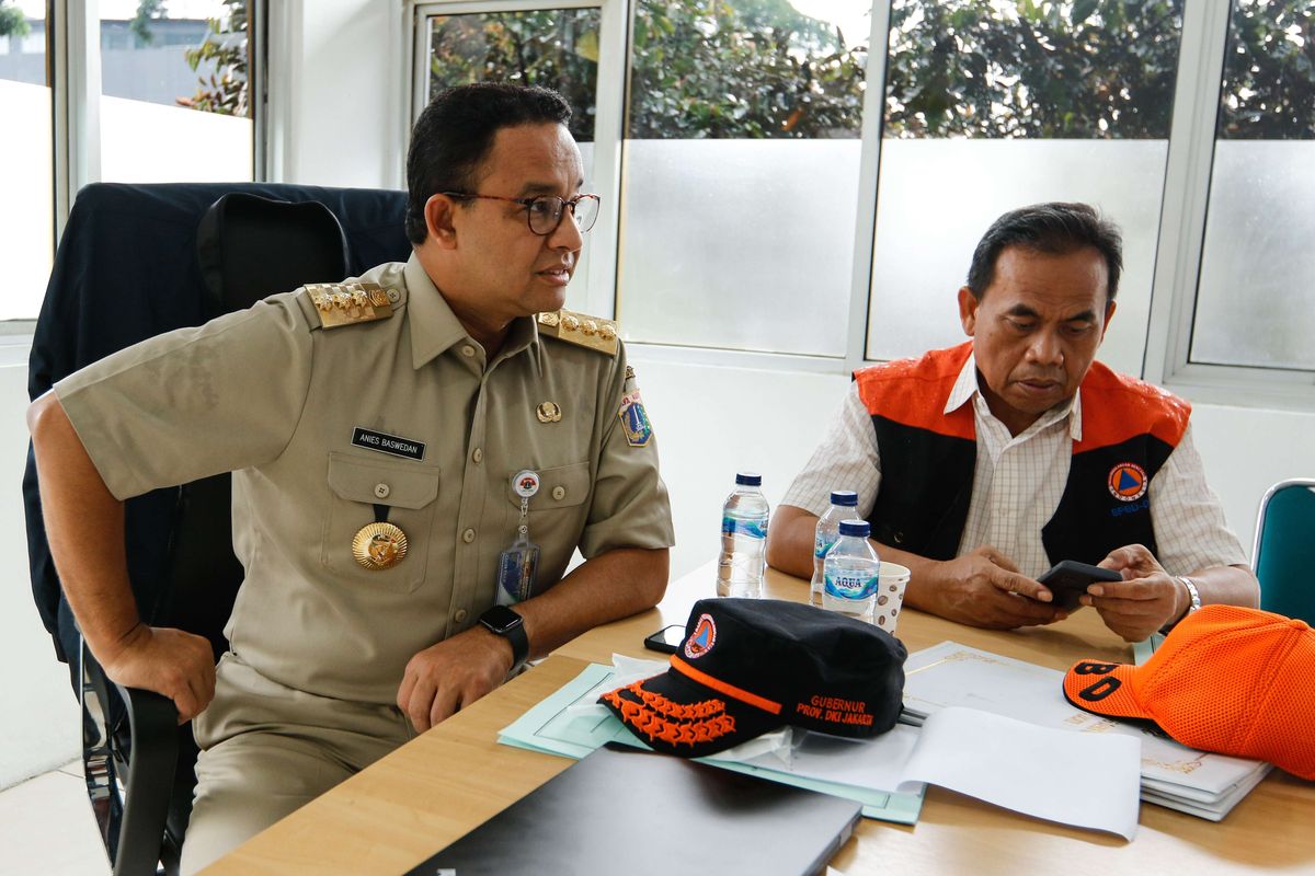 Gubernur DKI Jakarta Anies Baswedan melakukan koordinasi penanggulangan banjir dengan BPBD DKI Jakarta saat meninjau posko banjir di Pintu Air Manggarai, Jakarta (Selasa (25/2/2020). Hujan yang mengguyur Jabodetabek pada Senin (24/2/2020) malam hingga Selasa (25/2/2020) pagi membuat sejumlah wilayah kebanjiran.