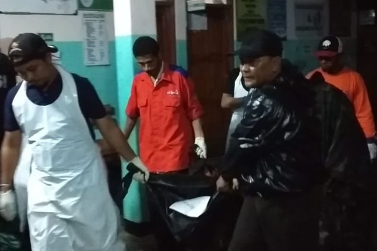Salah satu korban meninggal dunia saat dievakuasi ke Puskesmas Sentani sebelum dibawa ke Rumah Sakit Bhayangkara Polda Papua di Kota Jayapura, Minggu (17/3/2019)