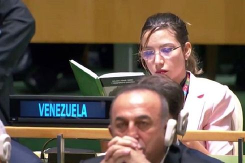 Saat Trump Berpidato di Sidang Umum PBB, Duta Besar Venezuela Ini Asyik Baca Buku