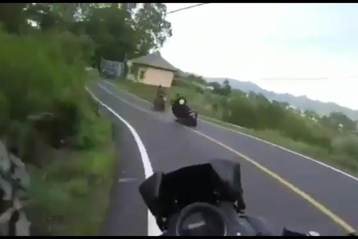 Viral video kecelakaan motor antara Yamaha Nmax dengan Honda Scoopy