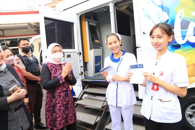 Menteri Ketenagakerjaan (Menaker) Ida Fauziyah memberikan bantuan subsidi gaji kepada tenaga kesehatan (nakes) RS St, Elizabeth Semarang, Jawa Tengah, Jumat (23/9/2022).