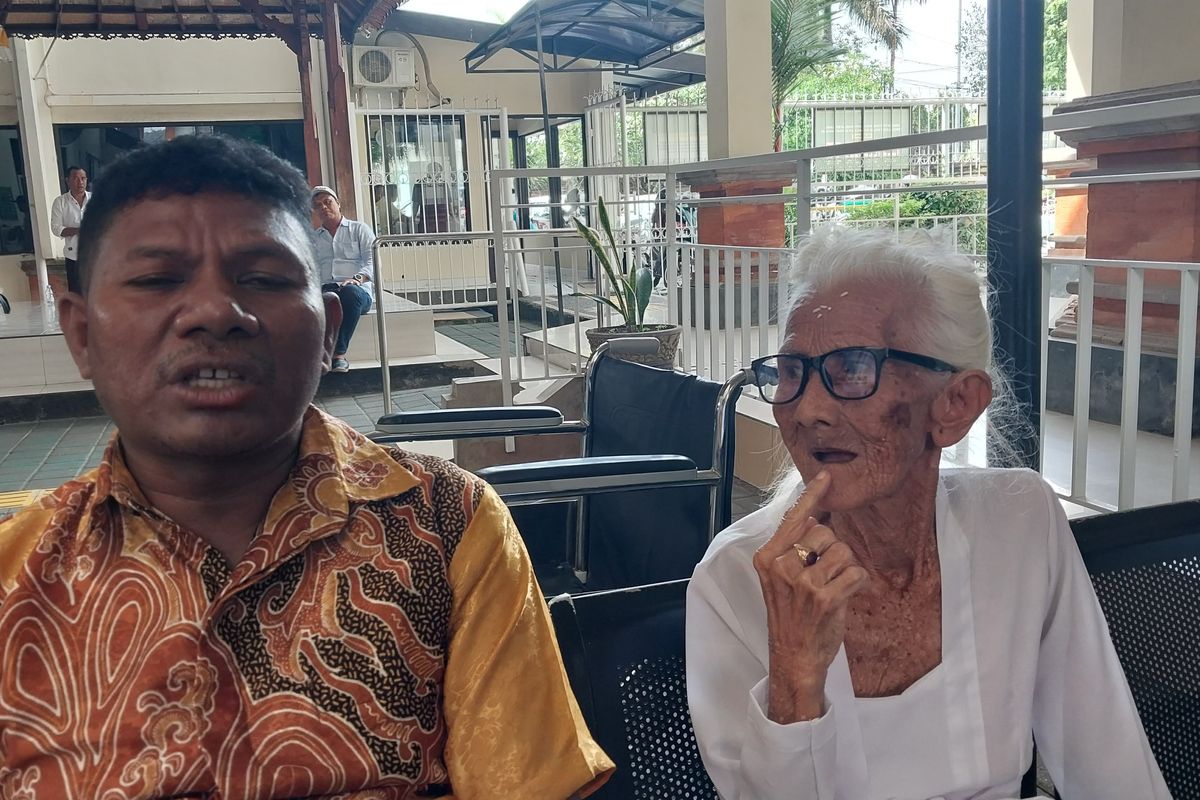 Nenek Ni Nyoman Reja bersama Vinsensius Jala saat berada di Pengadilan Negeri Denpasar pada Kamis (22/5/2025). KOMPAS.COM/ Yohanes Valdi Seriang Ginta
