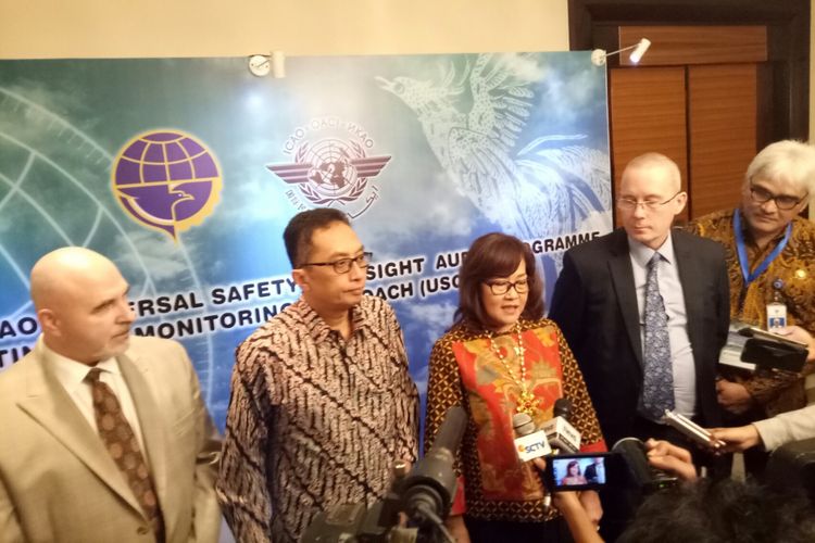 Direktur Bandar Udara Kementerian Perhubungan Polana Banguningsih Pramesti (tengah)saat ditemui di Hotel Grand Hyatt, Jakarta, Senin (19/3/2018).  