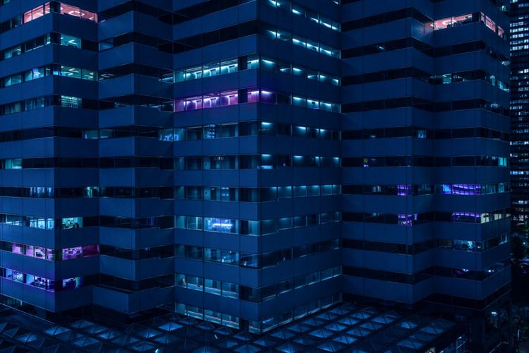 Fotografer Australia Tom Blachford menangkap suasana yang muram di Tokyo dengan latar belakang bangunan yang diterangi cahaya neon dalam referensi untuk film noir, khususnya film fantasi sci-fi 1982, Blade Runner.