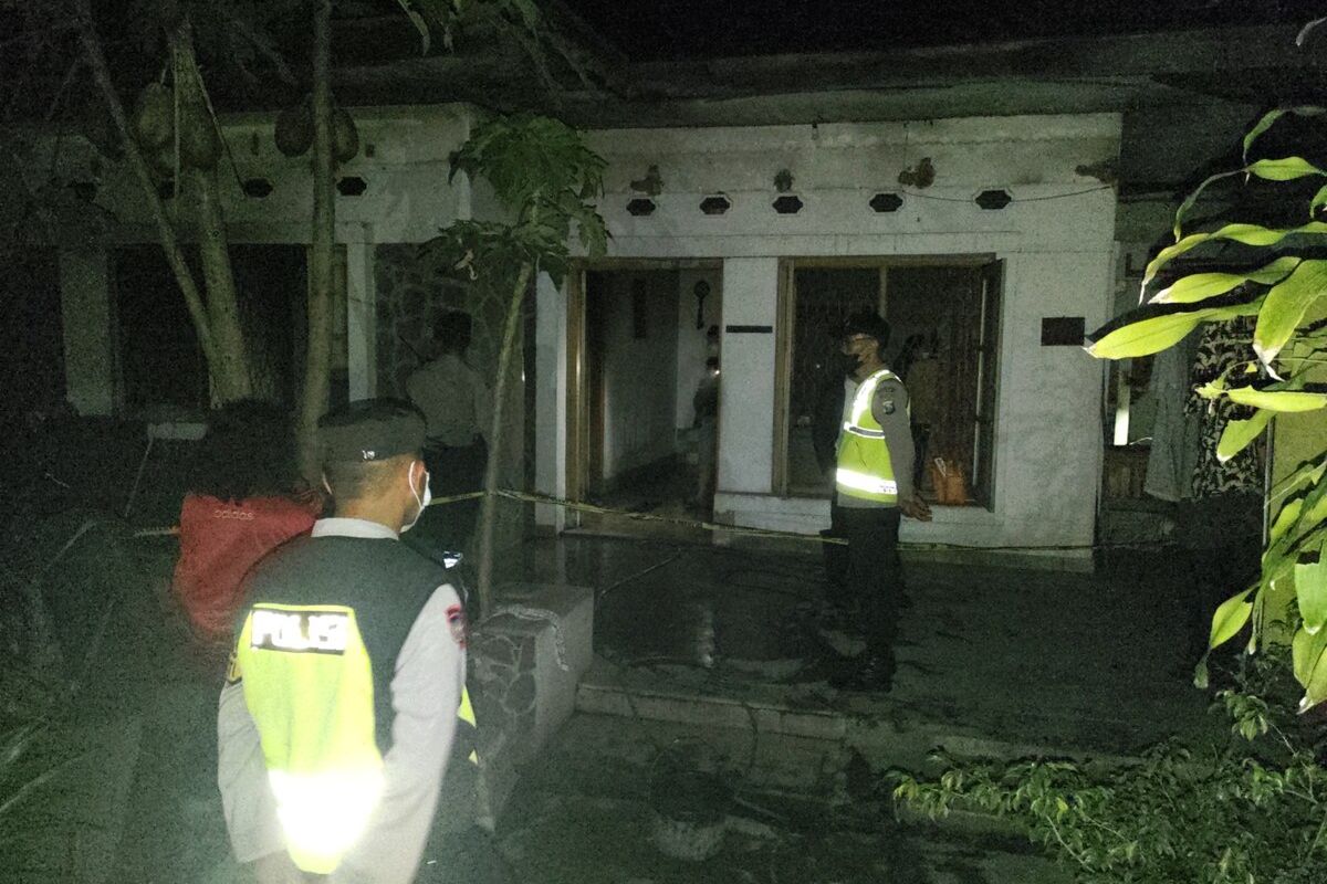 Mengalami stroke dan tinggal sendirian, seorang nenek di Magetan ditemukan tewas terbakar. Korban diduga terbakar karena menyenggol lilin yang digunakan sebagai penerangan kamar karena listrik di rumah korban mati.