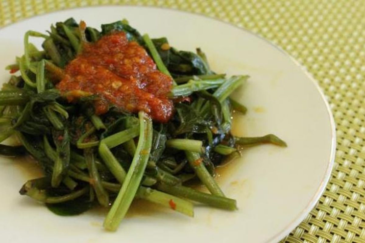Pelecing kangkung, teman santapan ayam betutu gilimanuk.