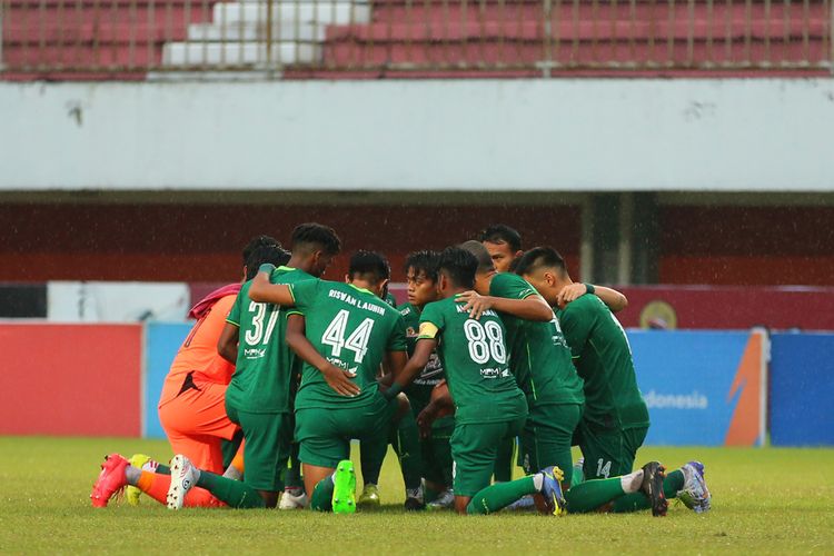 Pemain Persebaya Surabaya berdoa bersama sebelum melawan Barito Putera saat pertandingan pekan ke-12 Liga 1 2022-2023 yang berakhir dengan skor 3-2 di Stadion Maguwoharjo Sleman, Selasa (6/12/2022) sore.