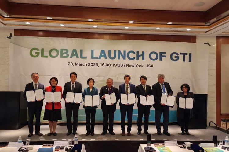 Menteri PUPR Basuki Hadimuljono bersama Menteri Lingkungan Hidup Korea Han Wha-jin, serta perwakilan negara dan institusi global dalam UN 2023 Water Conference (Konferensi Air PBB 2023) meluncurkan Platform Green Transition Initiative (GTI), di New York, Kamis (23/3/2023).