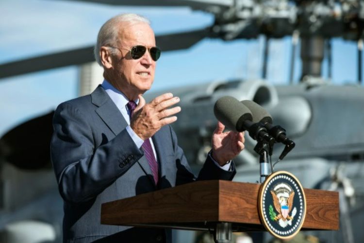 Joe Biden Memakai Ray-Ban Aviator