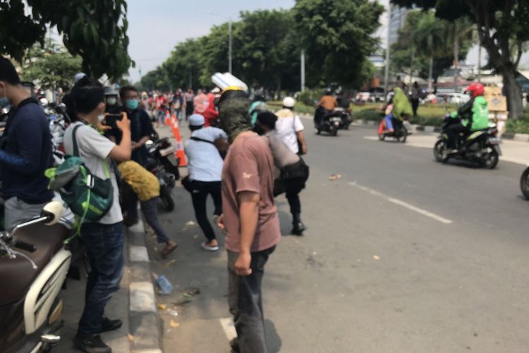 Polisi menangkap satu simpatisan Rizieq Shihab yang lari setelah diimbau untuk membubarkan diri di depan Pengadilan Negeri Jakarta Timur pada Jumat (26/3/2021) siang.