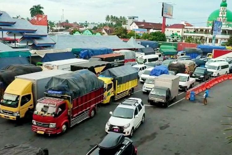 Kepadatan di Pelabuhan ASDP Ketapang Banyuwangi 