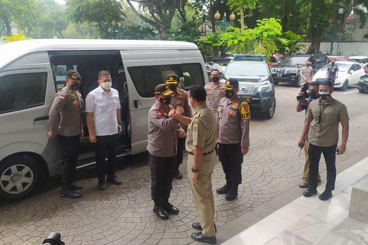 Gubernur DKI Jakarta Anies Baswedan memberikan salam kepada Kapolda Metro Jaya Irjen Pol Muhammad Fadil Imran di Balai Kota DKI Jakarta, Senin (23/11/2020)