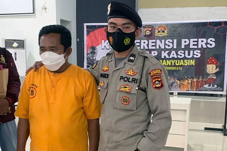 Penjabat (Pj) Kepala Desa Talang Bulu, Kecamatan Batanghari Leko, berinisial E saat berada di Polres Musi Banyuasin (Muba). Ia ditangkap polisi lantaran telah membuat laporan palsu dengan mengaku bahwa uang BLT sebesar Rp 38,7 juta telah dibawa kabur oleh perampok.