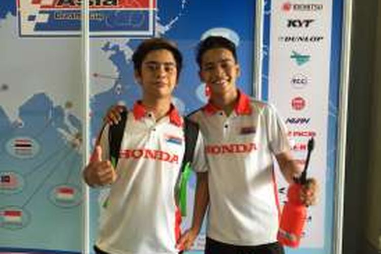 Dua pebalap Astra Honda Racing Team, Muhammad Febriansyah (kanan) dan Yassin Somma, berpose setelah menyelesaikan race pertama seri kedua Asia Dream Cup di Sirkuit Chang, Buriram, Thailand, Sabtu (7/5/2016).