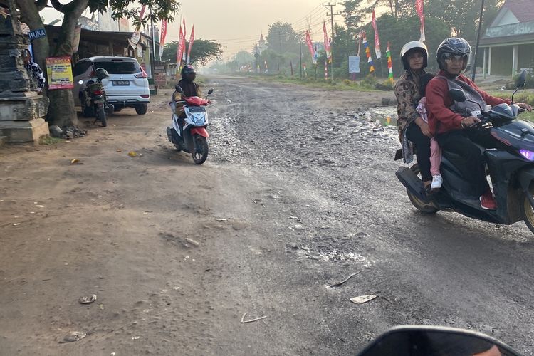 Kondisi jalan rusak di Simpang Randu, Lampung Tengah, Jumat (5/5/2023).