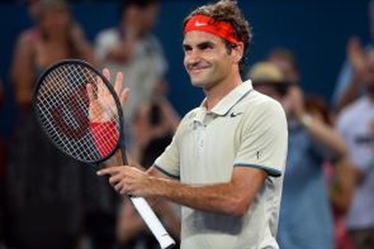 Petenis Swiss, Roger Federer tersenyum merayakan kemenangannya atas petenis Perancis, Jeremy Chardy, pada semifinal Brisbane International, Sabtu (04/01/2014).