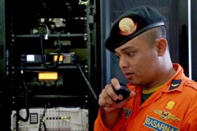 Anggota Basarnas memeriksa radio komunikasi dalam operasi pencarian pesawat AirAsia QZ8501, di Pelabuhan Pangkal Pinang, Bangka Belitung, Senin (29/12/2014). Senin (29/12/2014). Pesawat AirAsia QZ8501 yang mengangkut 155 penumpang serta 7 awak, hilang kontak pada Minggu pagi, saat penerbangan dari Surabaya menuju Singapura.