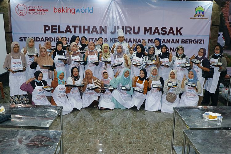  Pelatihan juru masak yang digelar oleh BakingWorld dan AJMI menciptakan juru masak yang sesuai standar untuk program makan bergizi gratis.