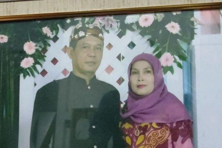Foto Terpajang di rumah Pasangan Suami Istri Beben Sofian (59) dan Razanah (58) yang masuk dalam daftar penumpang pesawat Sriwijaya Air SJ 182 rute Jakarta-Pontianak yang jatuh di perairan Kepulauan Seribu, Sabtu 9 Januari 2021. (Tribun Pontianak)