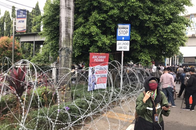 Polisi memperketat pengamanan kawasan pada sidang lanjutan kasus pelanggaran protokol kesehatan di sekitar Pengadilan Negeri Jakarta Timur (PN Jaktim), Cakung, Jakarta Timur pada Selasa (30/3/2021) pagi.