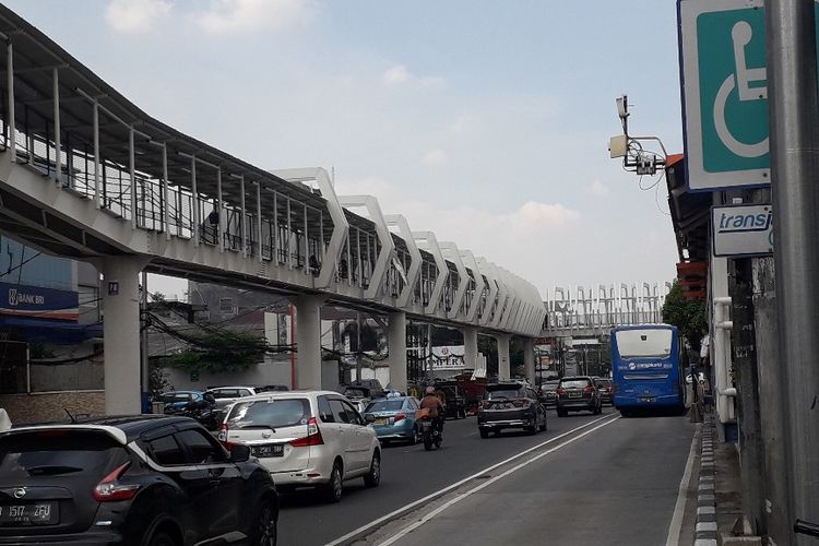 Jembatan penghubung Stasiun Velodrome dan Halte Pemuda di Rawamangun, Rabu (12/6/2019).