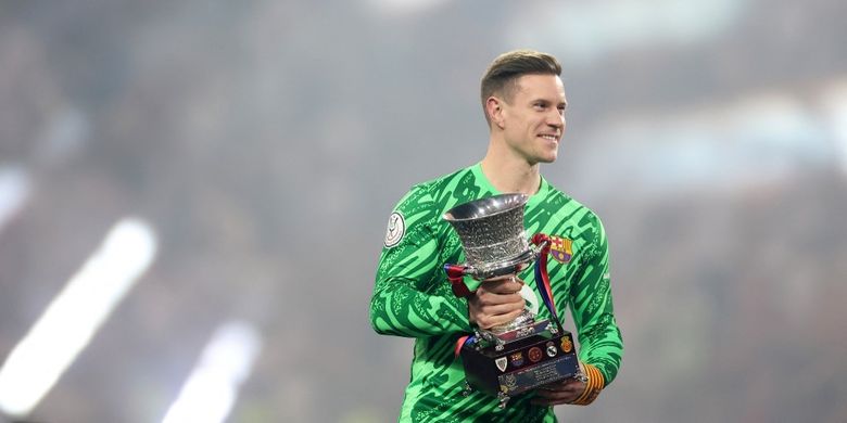 Kiper Barcelona asal Jerman #1 Marc-Andre Ter Stegen terancam tidak akan mendapatkan bonus dari klubnya. (Photo by Haitham AL-SHUKAIRI / AFP)